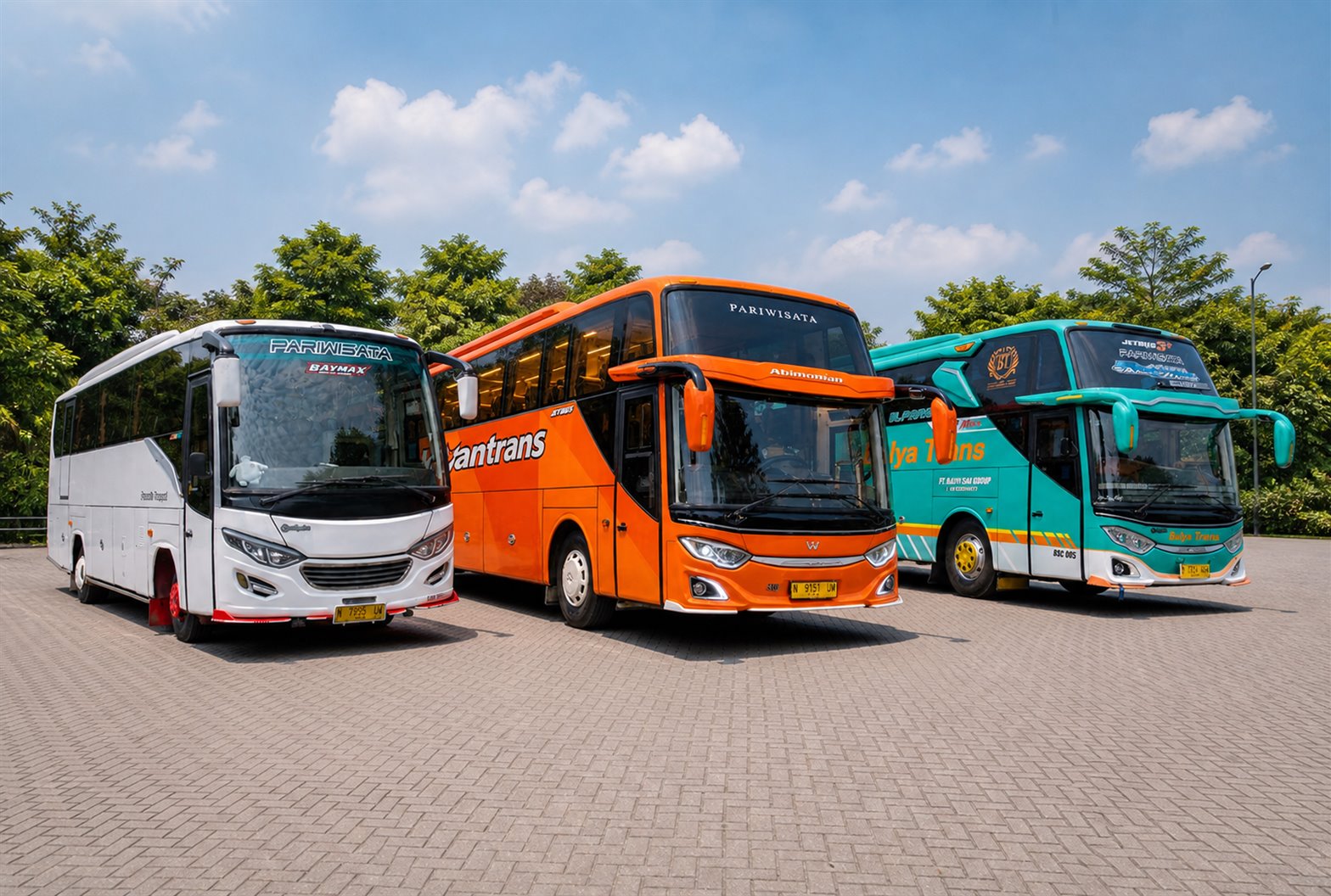 Tiga bus berjajar untuk bedah armada