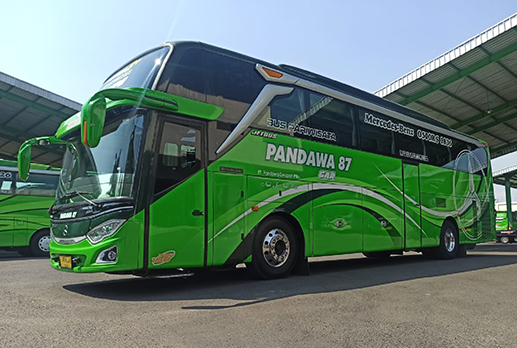 Keluarga bersiap berangkat dengan bus Sewa Bus Malang